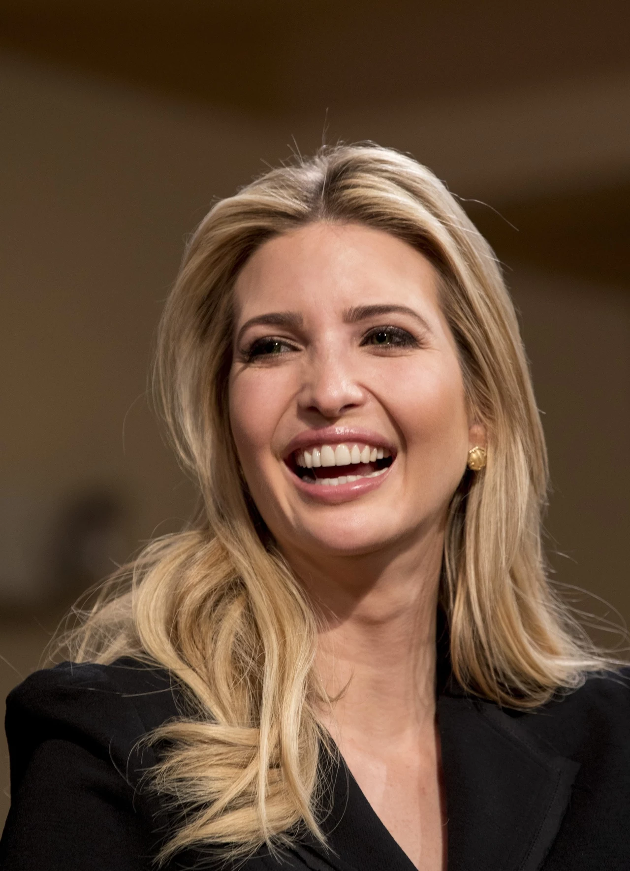 Ivanka Trump to amerykańska modelka, bizneswoman, asystentka i córka prezydenta Stanów Zjednoczonych Donalda Trumpa. Jest także wiceprezesem firmy ojca - The Trump Organization. Jej koleżanką z dzieciństwa jest Paris Hilton. Przyjaźni się również z Chelsea Clinton (córką Hilary Clinton). Szacowana wartość jej majątku to ok. 740 milionów dolarów. Ivanka Trump to amerykańska modelka, bizneswoman, asystentka i córka prezydenta Stanów Zjednoczonych Donalda Trumpa. Jest także wiceprezesem firmy ojca - The Trump Organization. Jej koleżanką z dzieciństwa jest Paris Hilton. Przyjaźni się również z Chelsea Clinton (córką Hilary Clinton). Szacowana wartość jej majątku to ok. 740 milionów dolarów.