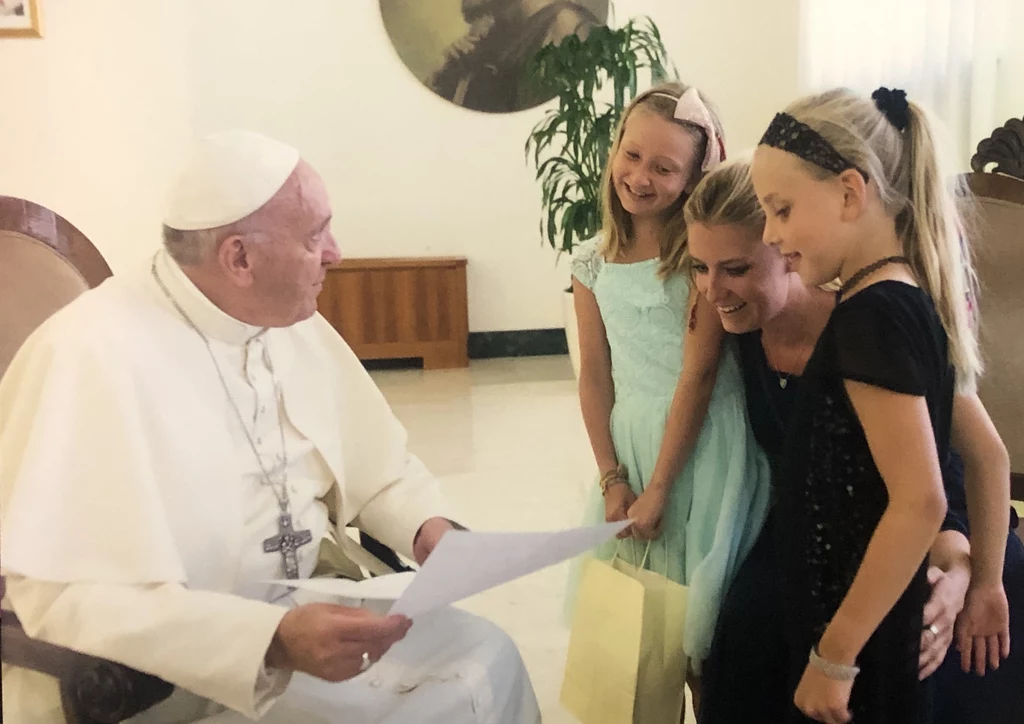 Magdalena Wolińska-Riedi z córkami podczas spotkania z Ojcem Świętym