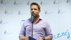 Prezydent miasta Rafał Trzaskowski podczas briefingu prasowego na temat awarii układu przesyłowego ścieków w Centrum Bezpieczeństwa