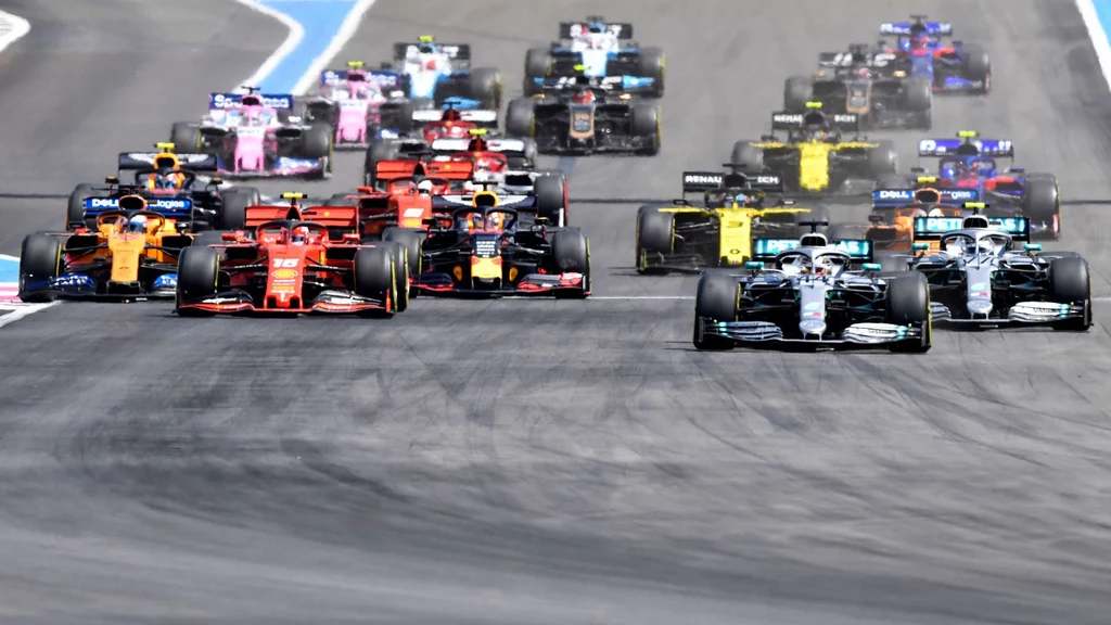 Lewis Hamilton na czele stawki Lewis Hamilton na czele stawki
