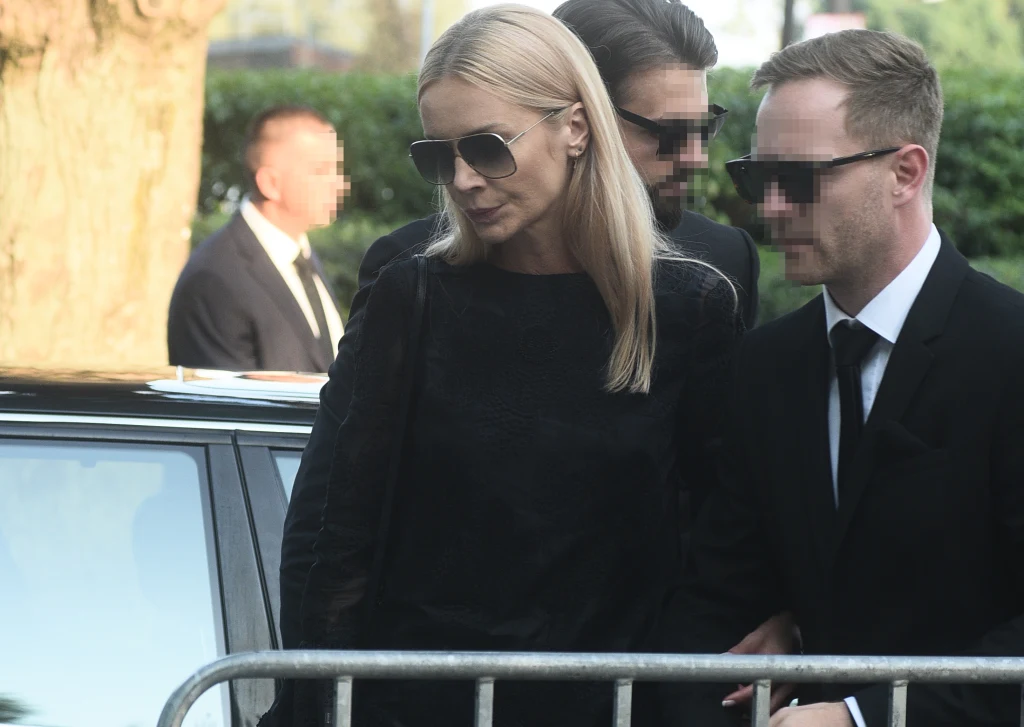 Agnieszka Woźniak-Starak na pogrzebie Piotra Woźniaka-Staraka 