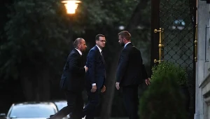 Mateusz Morawiecki w drodze na posiedzenie sztabu kryzysowego