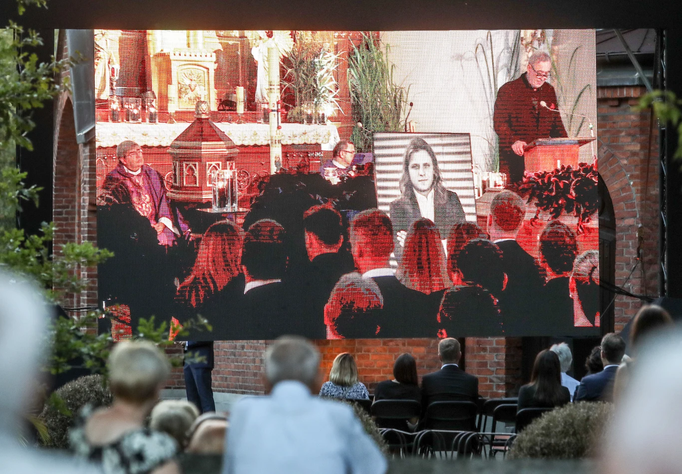 Piotr Woźniak-Starak, którego ciało odnaleziono 22 sierpnia w jeziorze Kisajno, był producentem filmowym i reklamowym. Jego największym sukcesem byli "Bogowie" w reż. Łukasza Palkowskiego. Wyprodukował także m.in. "Sztukę kochania" w reż. Marii Sadowskiej oraz czekającą na premierę "Ukrytą grę" Łukasza Kośmickiego.