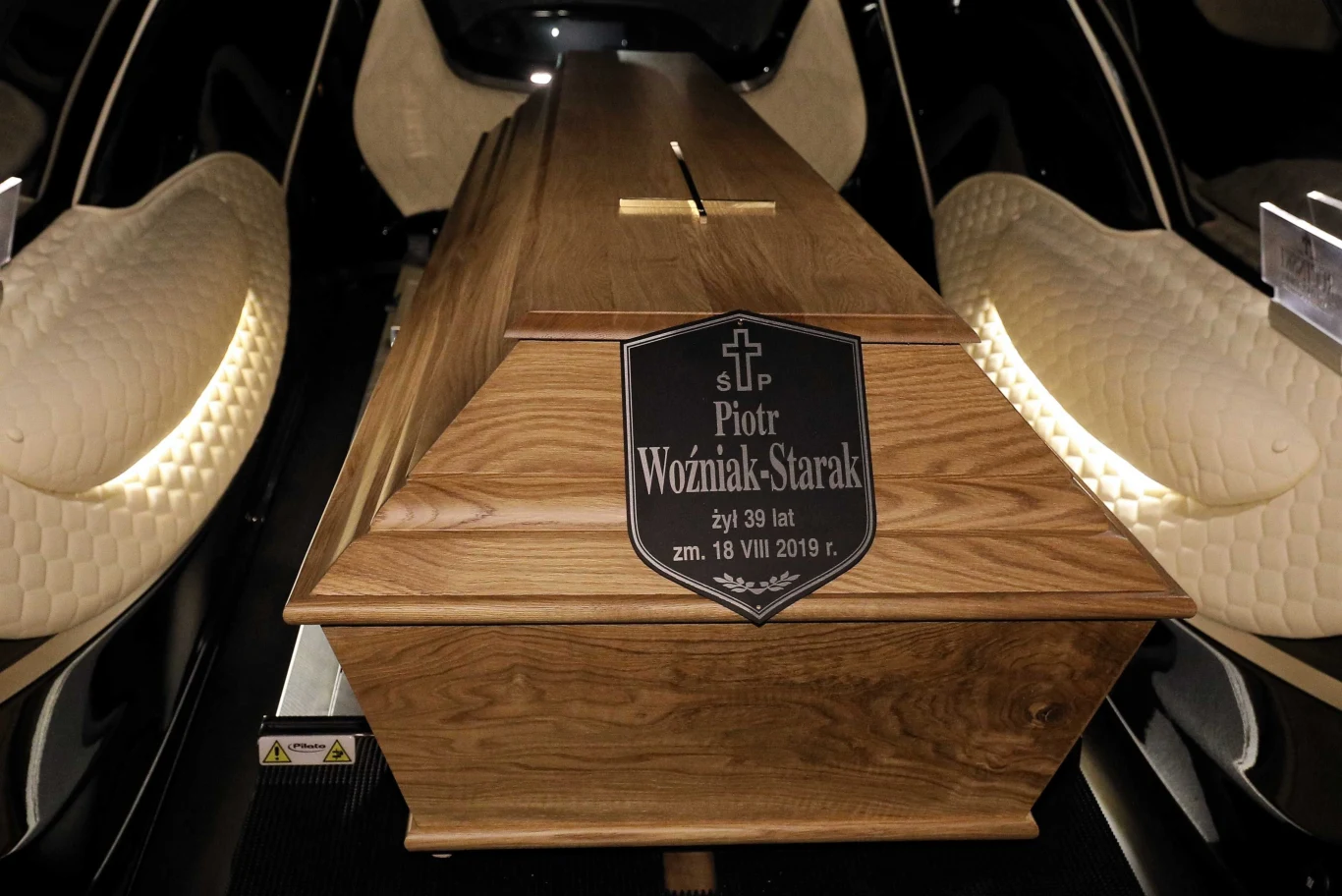 Trumna z ciałem Piotra Woźniaka-Staraka Trumna z ciałem Piotra Woźniaka-Staraka