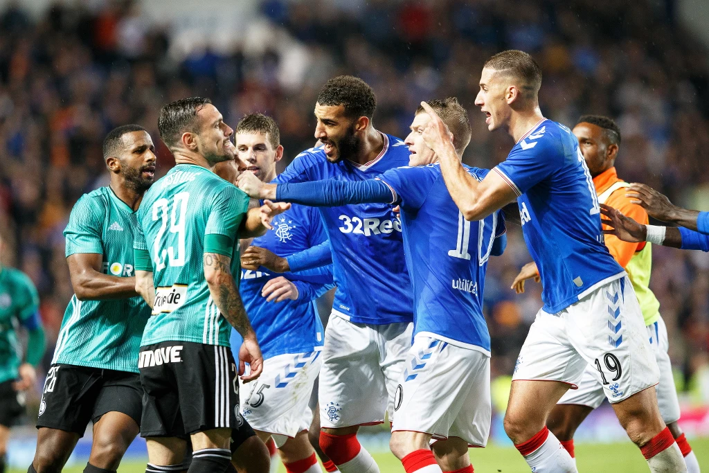 Przepychanka między piłkarzami Legii i Rangersów
