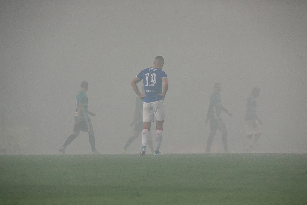 Zadymiony stadion po odpaleniu rac przez fanów Legii