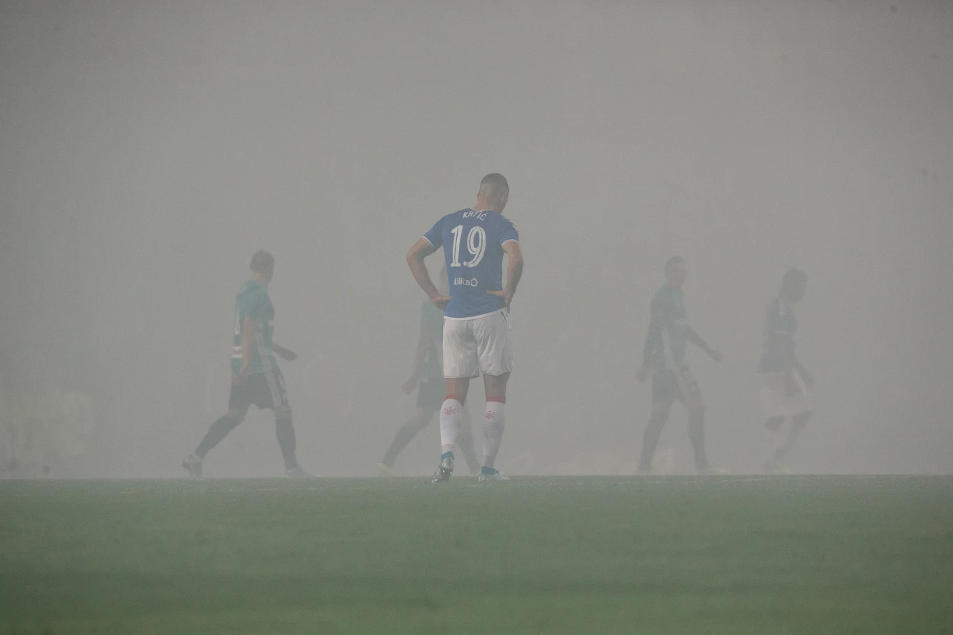 Zadymiony stadion po odpaleniu rac przez fanów Legii