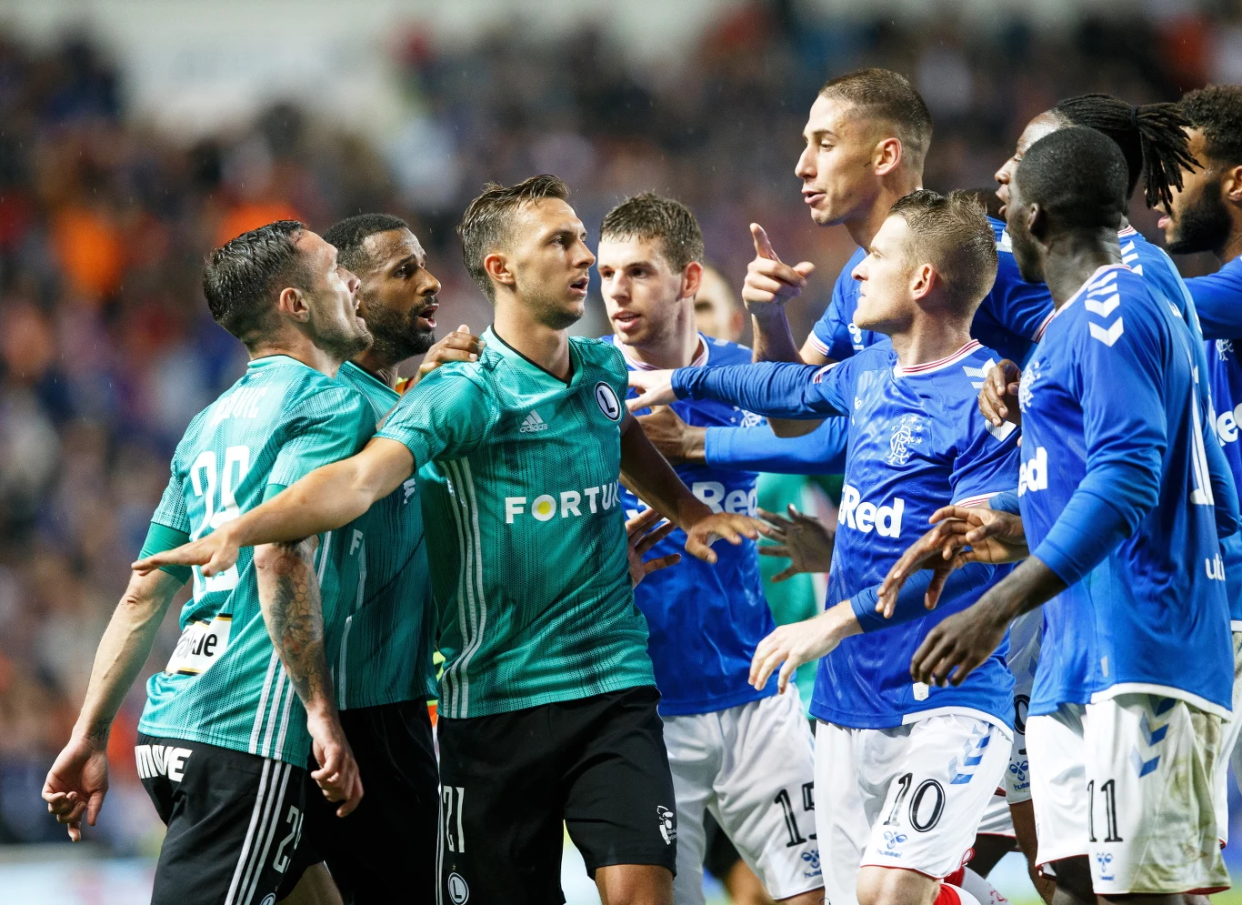 Przepychanka między piłkarzami Legii i Rangersów