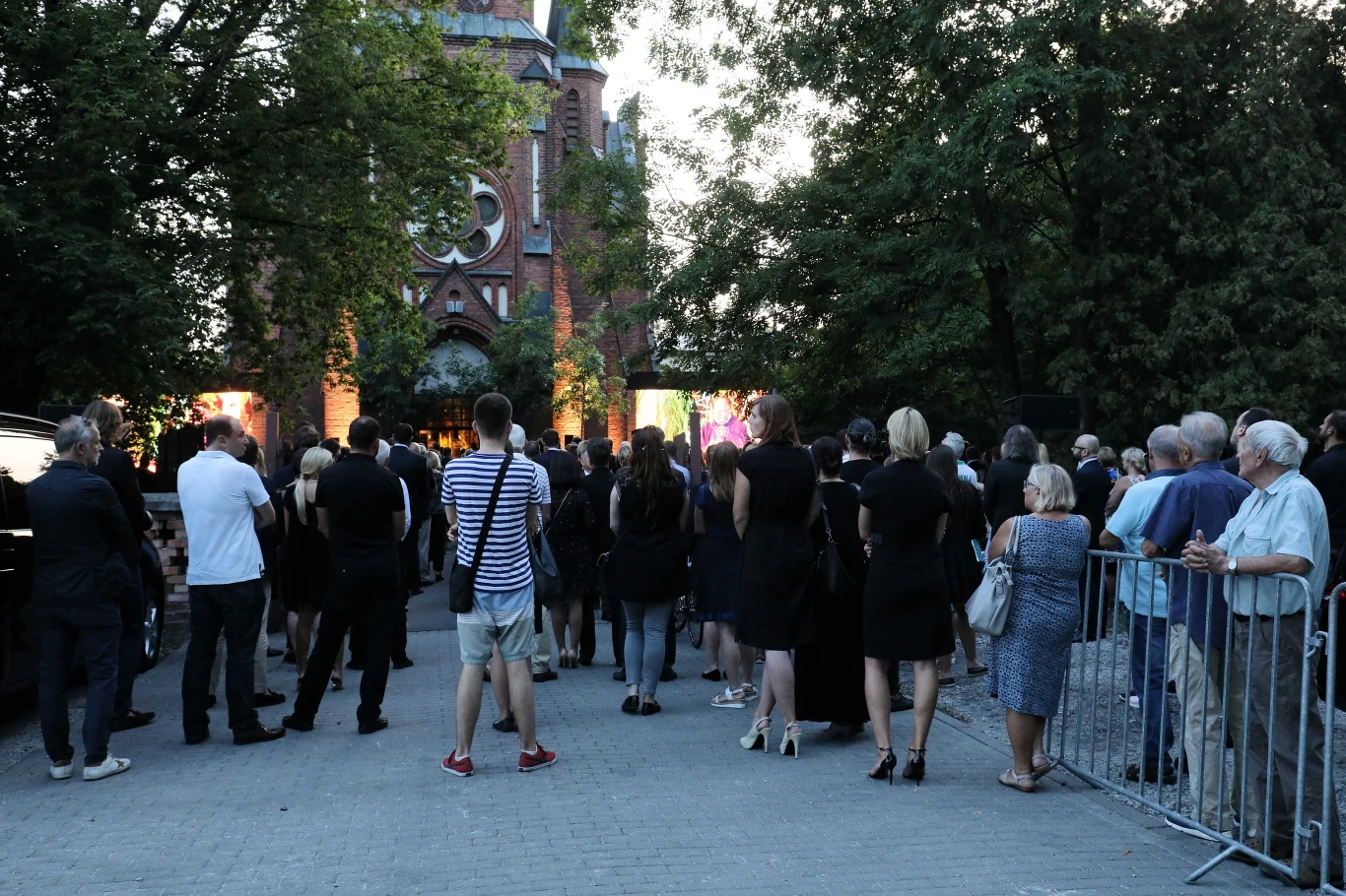 Na mszę przybyły tłumy Na mszę przybyły tłumy