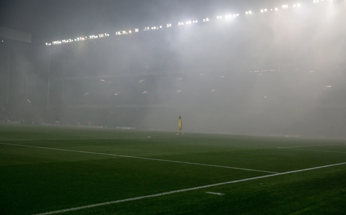Zadymiony stadion po odpaleniu rac przez fanów Legii