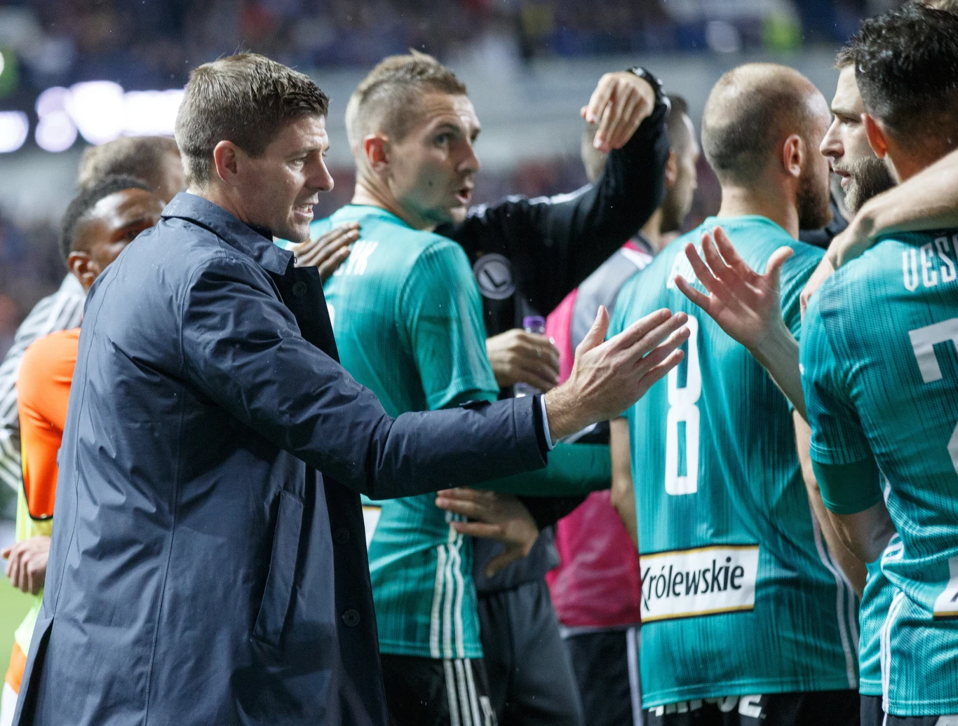 Trener Rangers Steven Gerrard i piłkarze Legii