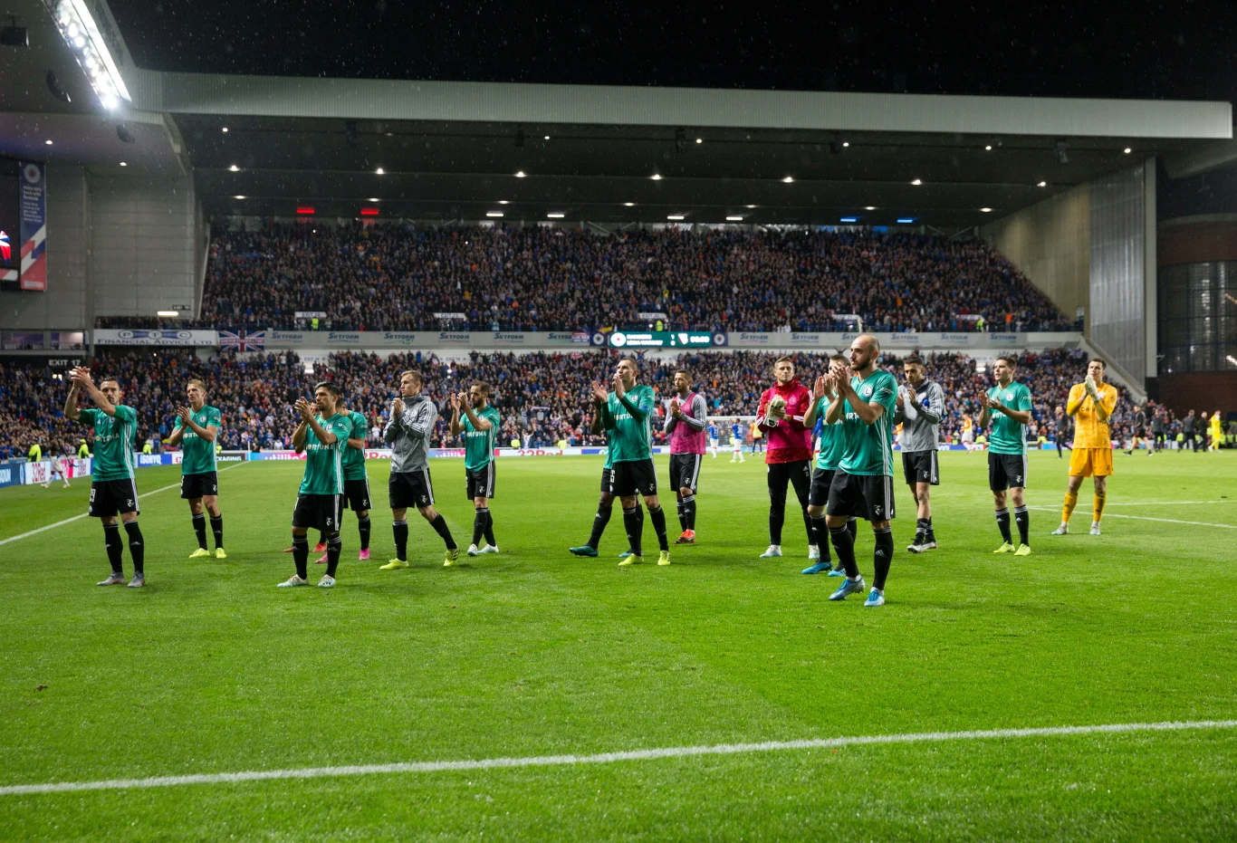 Piłkarze Legii po porażce dziękują swoim kibicom