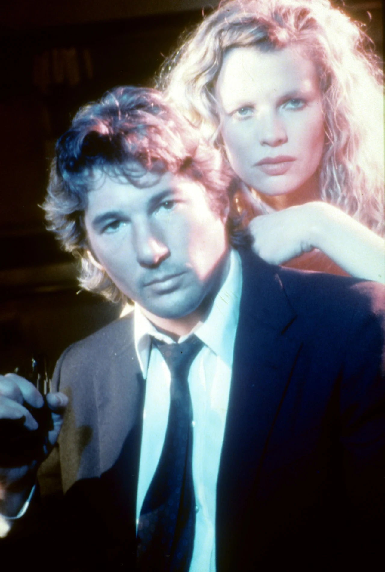 W filmie "Bez litości" u boku aktora pojawiła się piękna Kim Basinger. Bohater, chicagowski policjant Eddie Jilette, porywa dziewczynę miejscowego gangstera. Z czasem między nim a kobietą rodzi się uczucie. To nie mogło skończyć się dobrze.