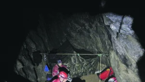 Zdjęcia z wnętrza Jaskini Wielkiej Śnieżnej, w której poszukiwano dwóch zaginionych grotołazów