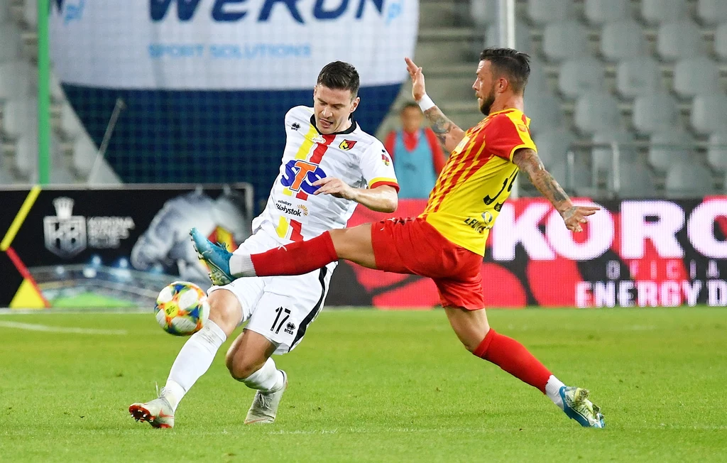 Piłkarz Korony Kielce Erik Paczinda (P) i Ivan Runje (L) z Jagiellonii Białystok Piłkarz Korony Kielce Erik Paczinda (P) i Ivan Runje (L) z Jagiellonii Białystok