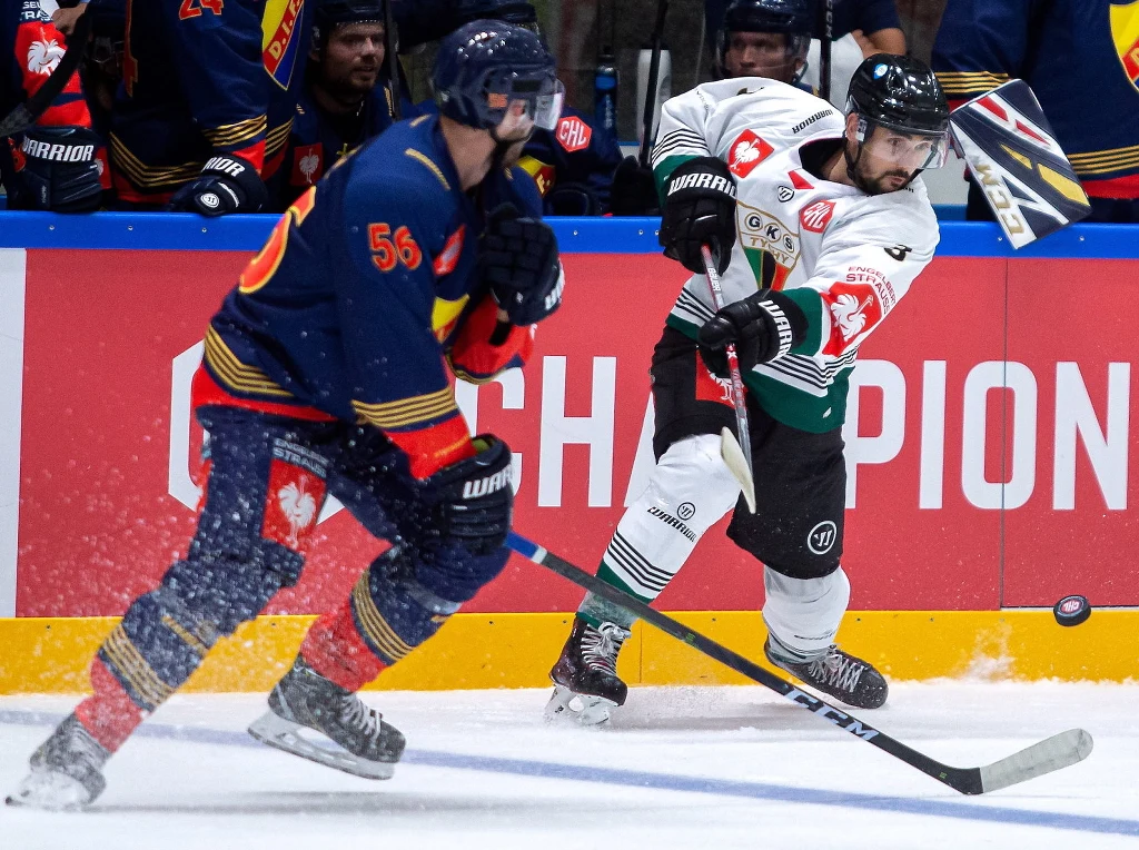 Hokeista GKS Tychy Alex Szczechura (P) i Rob Norell (L) z Djurgaerden Sztokholm Hokeista GKS Tychy Alex Szczechura (P) i Rob Norell (L) z Djurgaerden Sztokholm