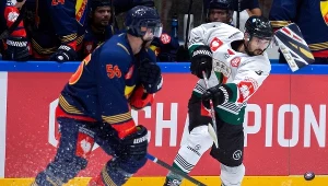 Hokeista GKS Tychy Alex Szczechura (P) i Rob Norell (L) z Djurgaerden Sztokholm