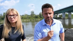Prezydent Warszawy Rafał Trzaskowski oraz Renata Tomusiak z MPWiK podczas rekonesansu wojskowego na brzegu Wisły w pobliżu Mostu Północnego