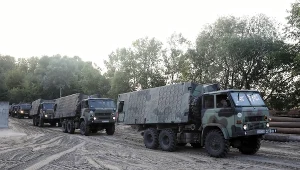 Saperzy przygotowujący się do montażu mostu pontonowego przez Wisłę, na którym zostanie ułożona rura do przesyłu ścieków