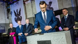 Premier Mateusz Morawiecki (C) podczas symbolicznego wmurowania kamienia węgielnego pod budowę Muzeum Westerplatte i Wojny 1939 