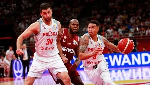 Adam Hrycaniuk (z lewej) toruje drogę do kosza A.J. Slaughterowi