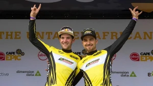 Nino Schurter (z prawej) i Lars Forster
