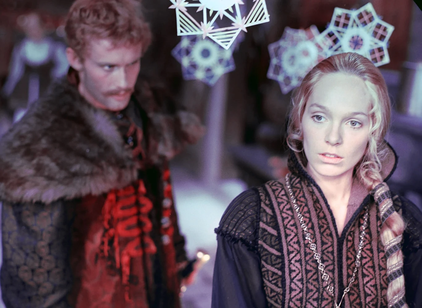 "Potop" opowiada historię miłości Andrzeja Kmicica, chorążego orszańskiego i Oleńki Billewiczówny, rzuconą na barwne tło historyczne najazdu szwedzkiego na Polskę w latach 1655-1660. 

Kmicic, początkowo opowiadający się po stronie kolaborujących z najeźdźcą Radziwiłłów, uświadamia sobie, że postępuje jak zdrajca narodu. Postanawia zrehabilitować się - porywa Bogusława Radziwiłła, co kładzie kres jego bujnej haniebnej biografii. Pod przybranym nazwiskiem, Babinicz, z poświeceniem służy ojczyźnie, wsławiając się brawurowymi akcjami podczas obrony klasztoru na Jasnej Górze. Z nieodpowiedzialnego watażki staje się bohaterem narodowym. Jego męstwo i oddanie sprawie ojczyzny zostaje nagrodzone - Kmicic poślubia ukochaną Oleńkę.