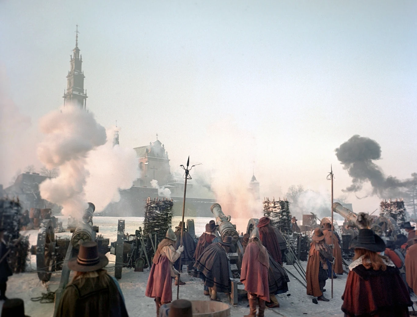 Rafał Marszałek na łamach "Literatury" docenił zaś pracę operatora Jerzego Wójcika. "Film Hoffmana nasycony jest ikonografią. Przepyszne militaria, małodworskie pejzaże i zamkowa architektura, wystawność i egzotyka strojów (obraz pochodu wojsk szwedzkich! portret Bogusława Radziwiłła!) domagałyby się podziwu nawet jako statyczne piękności, a przecież uchwycone zostały w zmienności i w ruchu. Trudno przy tym przecenić zasługi Wójcika, najwybitniejszego chyba dziś polskiego operatora. Jego sztuka sprawia, że w 'Potopie' upamiętniają się nie tylko bitwy, pojedynki i pogonie, ale fragmenty z literackiego punktu widzenia 'asemantyczne'" - pisał Marszałek.