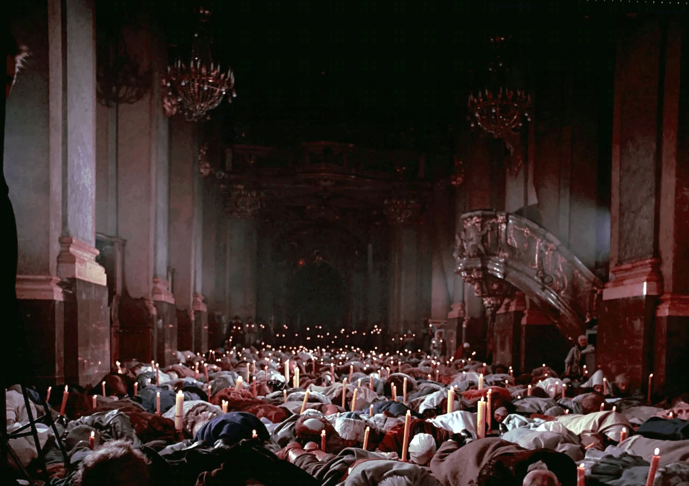 To konsolidacyjne przesłanie miało niemal magiczne znaczenie: filmowcom udało się uzyskać pozwolenie na kręcenie zdjęć w klasztorze na Jasnej Górze, z wykorzystaniem precjozów z tamtejszego skarbca. Sekwencja odsłonięcia cudownego obrazu Czarnej Madonny jest - obok sceny wejścia hubalczyków na nabożeństwo do kościoła w Poświętnem w "Hubalu" (1973) Bohdana Poręby - jedną z najważniejszych scen religijnych w dziejach polskiego kina.