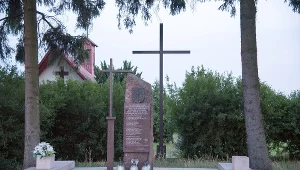 Szymankowo, pomnik ku czci polskich kolejarzy i celnikow oraz ich rodzin zamordowanych 1 września 1939 roku przez Niemców