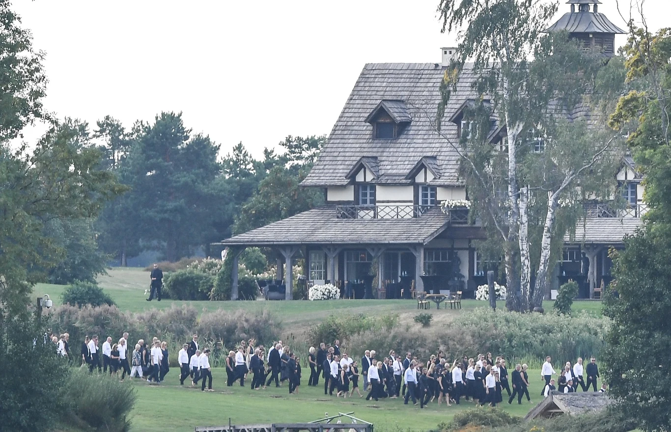 "Nieprawdziwe są wszelkie medialne doniesienia mówiące o tym, że rodzina zmarłego Piotra Woźniaka-Staraka dostała specjalne zezwolenie, żeby pochować go na terenie rodzinnej posiadłości na Mazurach" - poinformował w czwartek, 29 czerwca, Warmińsko-Mazurski Państwowy Wojewódzki Inspektor Sanitarny. "Takiej decyzji nie podjęła ani powiatowa, ani wojewódzka stacja sanepidu" - czytamy w komunikacie zamieszczonym na stronie internetowej sanepidu.
