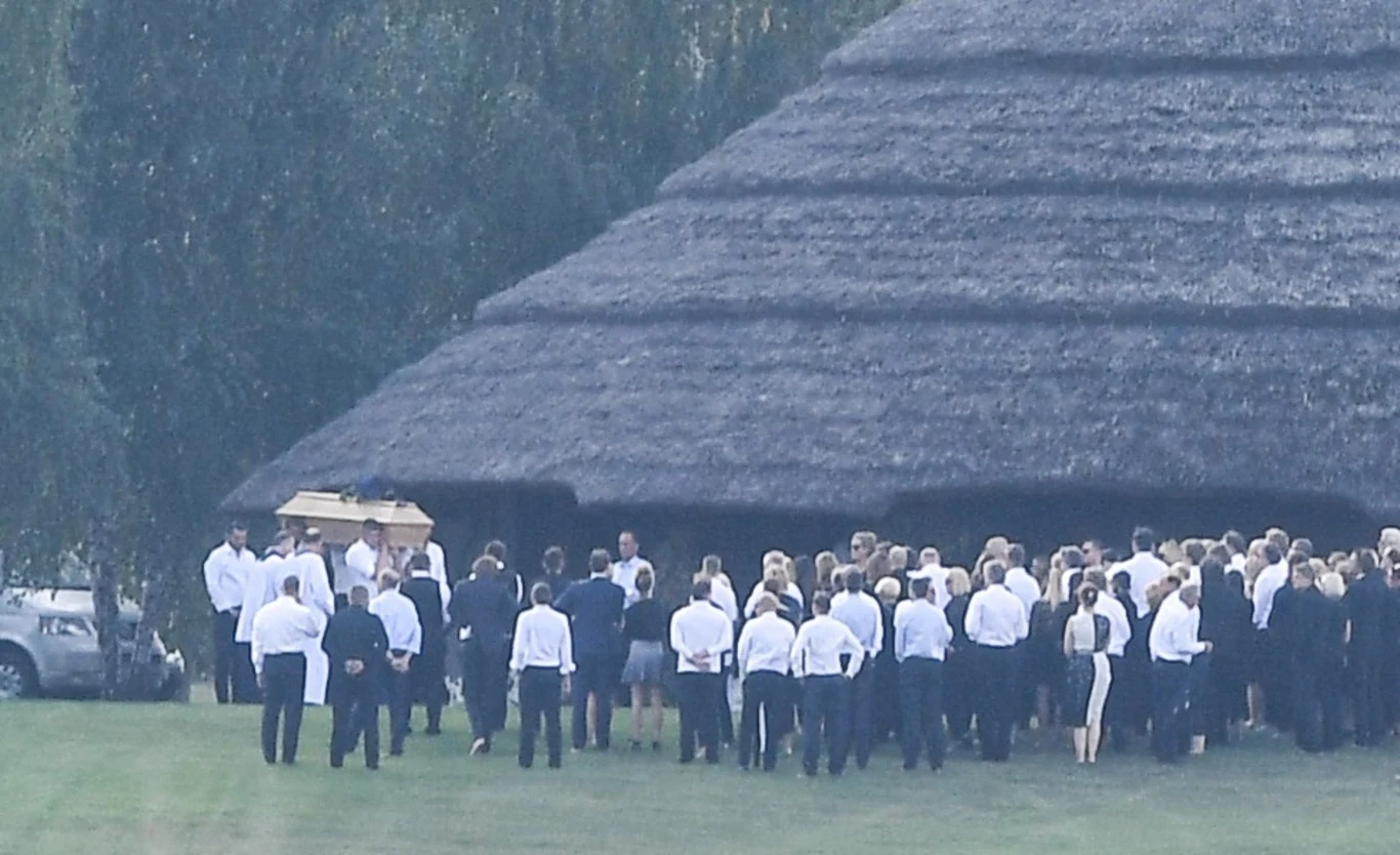 Na miejscu, w którym złożono trumnę, ustawiono granitowy głaz, na którym wyryto daty urodzin i śmierci producenta - informuje "Fakt".