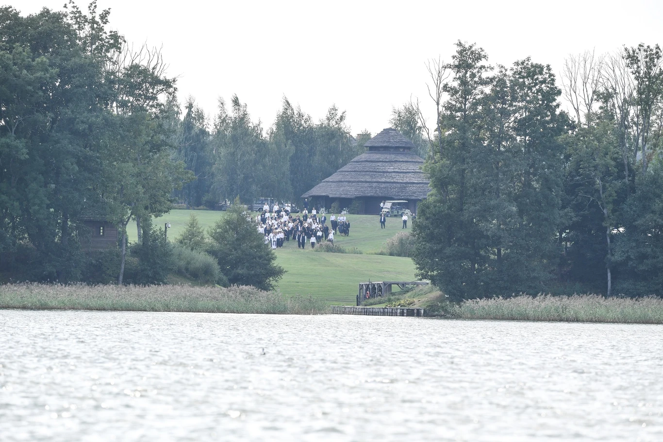 Przypomnijmy, że w czwartek, 29 sierpnia, Warmińsko-Mazurski Państwowy Wojewódzki Inspektor Sanitarny zdementował medialne informacje dotyczące specjalnego pozwolenia, jakie rodzina Woźniaka-Staraka miała otrzymać, by pochować producenta na terenie rodzinnej posiadłości w Fuledzie.