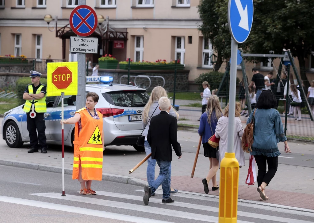 Policjanci kontrolują przejścia w pobliżu szkół