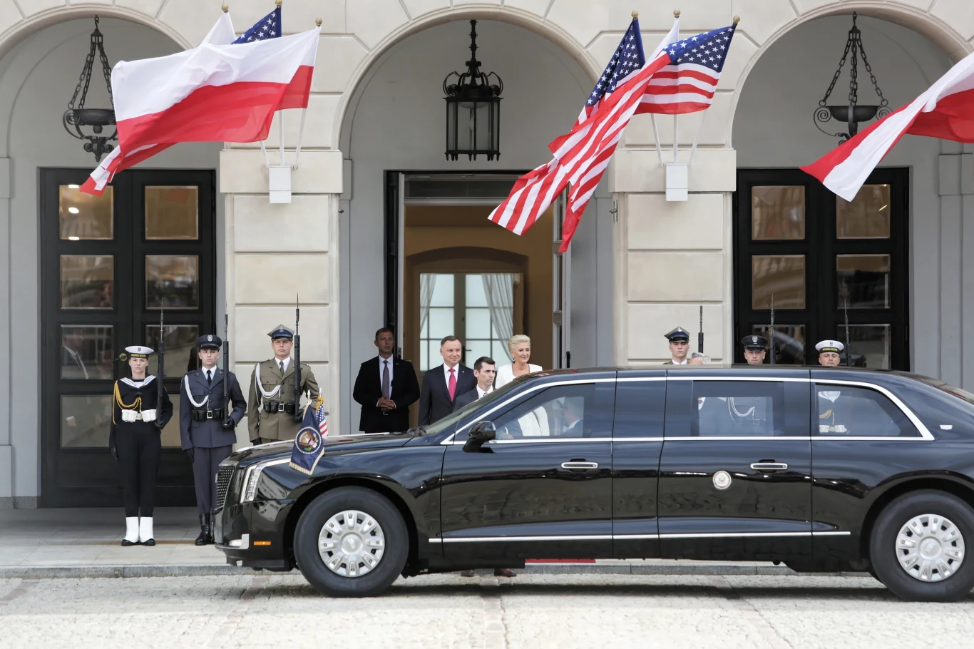 "Wiele tematów omawialiśmy w naszych bilateralnych rozmowach. Zarówno w czasie rozmowy razem, jak i z naszymi delegacjami. Mówiliśmy o wadze niezawisłości sądów oraz o rządach prawa. Powiedziałem prezydentowi Dudzie, że jesteśmy wdzięczni za jego oddanie sprawie wzmocnienia rządów prawa w Polsce" - zaznaczył Pence. "Wiele tematów omawialiśmy w naszych bilateralnych rozmowach. Zarówno w czasie rozmowy razem, jak i z naszymi delegacjami. Mówiliśmy o wadze niezawisłości sądów oraz o rządach prawa. Powiedziałem prezydentowi Dudzie, że jesteśmy wdzięczni za jego oddanie sprawie wzmocnienia rządów prawa w Polsce" - zaznaczył Pence.