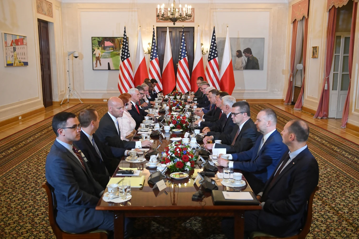 Podkreślał też wagę bezpośrednich inwestycji zagranicznych. "Jesteśmy wdzięczni też za przewodzenie w tym względzie i za podjęcie kolejnych kroków na zwiększenie niezawisłości sądownictwa w Polsce. Będzie to dla Polski z korzyścią i dla relacji pomiędzy USA i Polską" - mówił. Źródło tekstu: PAP/Interia Podkreślał też wagę bezpośrednich inwestycji zagranicznych. "Jesteśmy wdzięczni też za przewodzenie w tym względzie i za podjęcie kolejnych kroków na zwiększenie niezawisłości sądownictwa w Polsce. Będzie to dla Polski z korzyścią i dla relacji pomiędzy USA i Polską" - mówił. Źródło tekstu: PAP/Interia