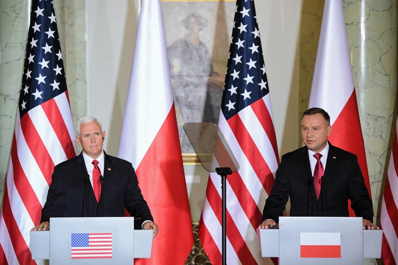 Podkreślił, że dzięki przywództwu prezydentów: Donalda Trumpa i Andrzeja Dudy sojusz Stanów Zjednoczonych i Polski jest silniejszy, niż kiedykolwiek. Podkreślił, że dzięki przywództwu prezydentów: Donalda Trumpa i Andrzeja Dudy sojusz Stanów Zjednoczonych i Polski jest silniejszy, niż kiedykolwiek.