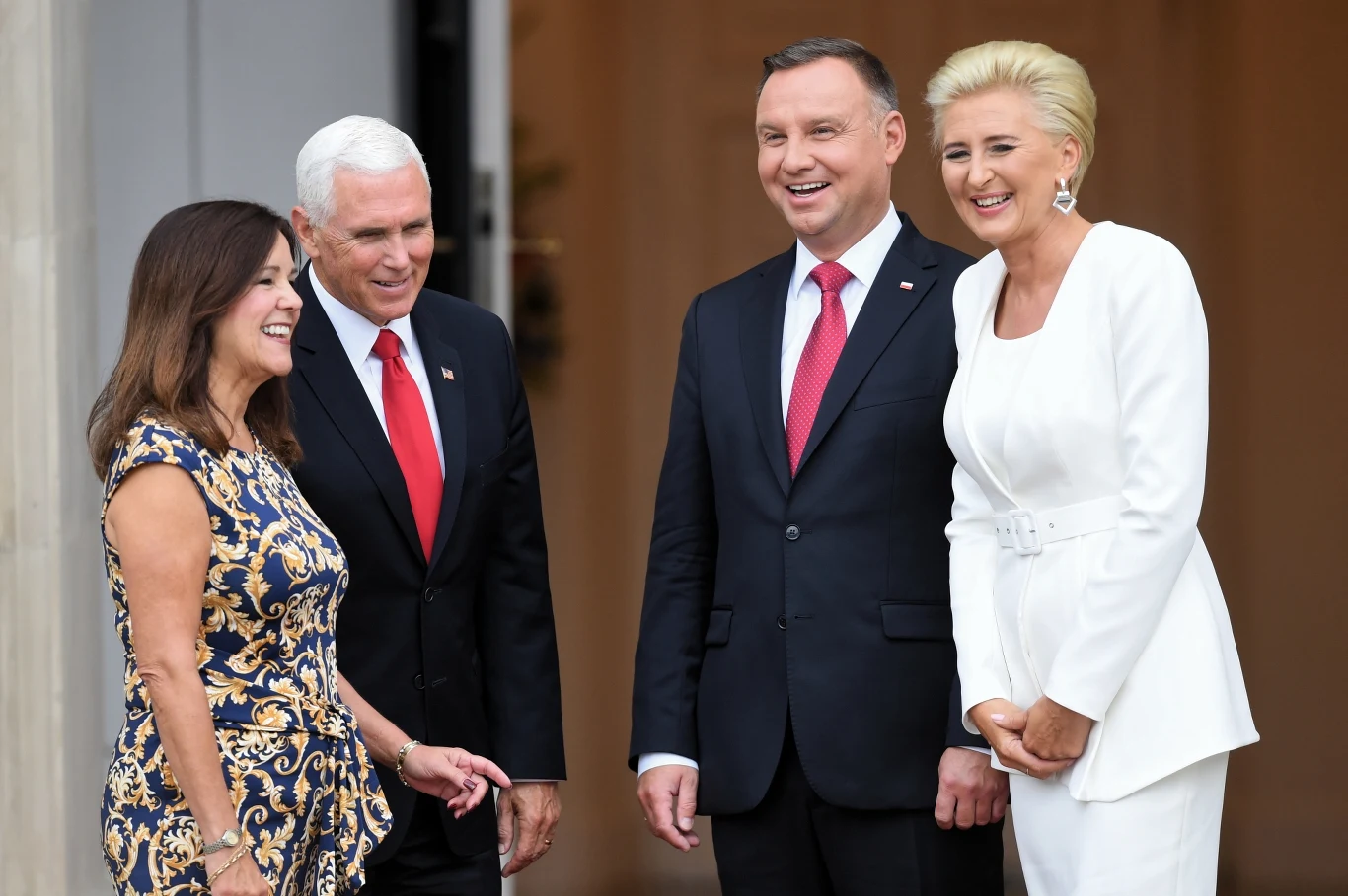 W poniedziałek o godz. 10.30 w Pałacu Prezydenckim w Warszawie odbyła się rozmowa w cztery oczy prezydenta Andrzeja Dudy i wiceprezydenta Stanów Zjednoczonych Mike'a Pence'a. W poniedziałek o godz. 10.30 w Pałacu Prezydenckim w Warszawie odbyła się rozmowa w cztery oczy prezydenta Andrzeja Dudy i wiceprezydenta Stanów Zjednoczonych Mike'a Pence'a.