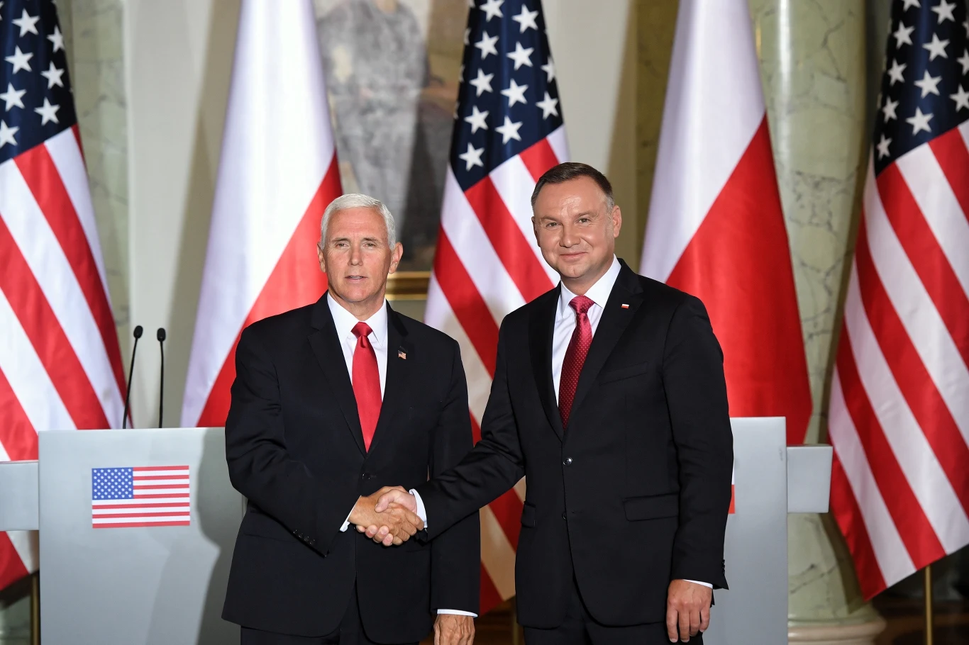 "Chciałbym podkreślić, że Polska osiągnęła już sytuację, w której może uczestniczyć w programie zniesienia wiz. Jak już mówiłem, musi nastąpić jeszcze certyfikacja i Polska wkrótce dołączy do tego programu" - poinformował wiceprezydent USA. "Chciałbym podkreślić, że Polska osiągnęła już sytuację, w której może uczestniczyć w programie zniesienia wiz. Jak już mówiłem, musi nastąpić jeszcze certyfikacja i Polska wkrótce dołączy do tego programu" - poinformował wiceprezydent USA.