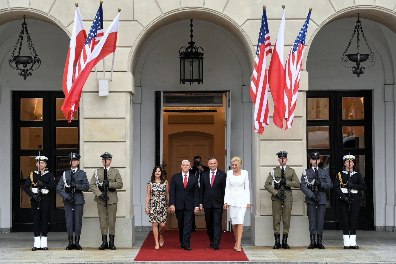 "Polska osiągnęła już gotowość do uczestniczenia w programie ruchu bezwizowego i wkrótce dołączy do tego programu" - zapowiedział wiceprezydent USA Mike Pence. "Polska osiągnęła już gotowość do uczestniczenia w programie ruchu bezwizowego i wkrótce dołączy do tego programu" - zapowiedział wiceprezydent USA Mike Pence.