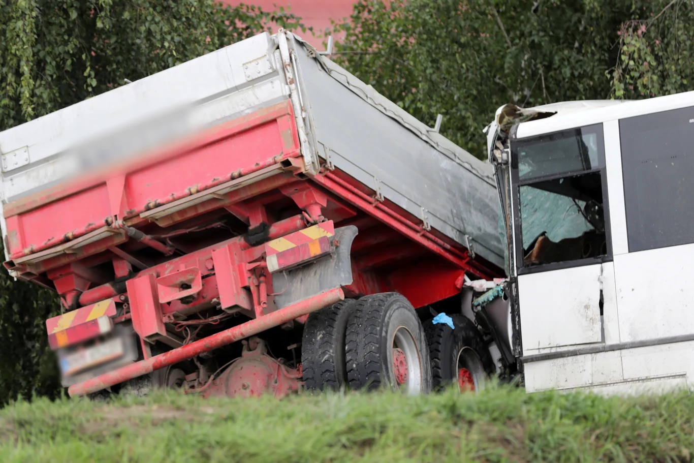 W wypadku uczestniczył też samochód osobowy, ale dwie osoby nim jadące nie odniosły żadnych obrażeń