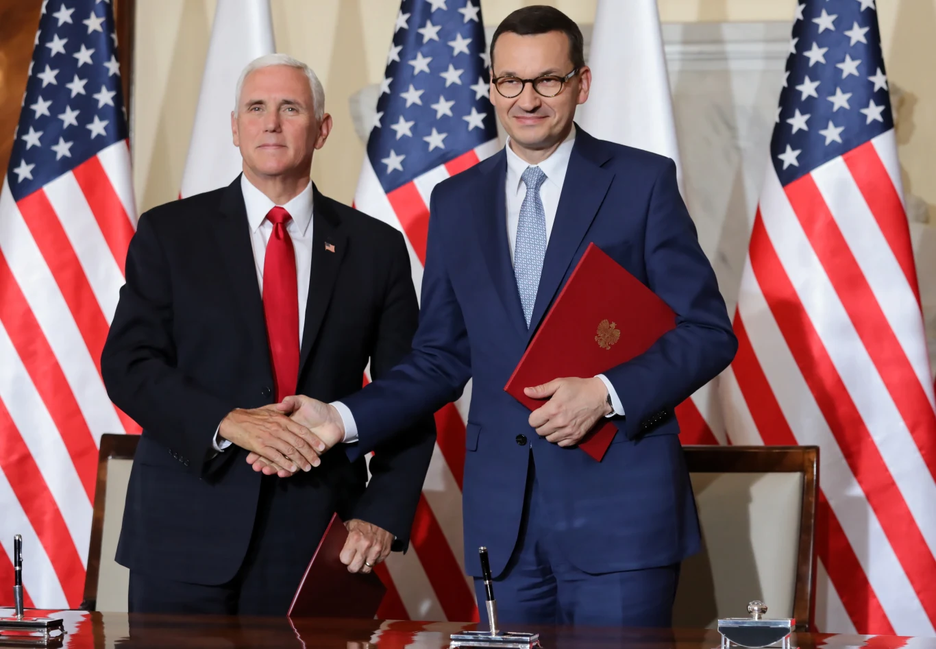 Pence spotkał się także z premier Mateusz Morawieckim. Wspólnie podpisali deklarację dotyczącą bezpieczeństwa budowania sieci 5G. Pence spotkał się także z premier Mateusz Morawieckim. Wspólnie podpisali deklarację dotyczącą bezpieczeństwa budowania sieci 5G.