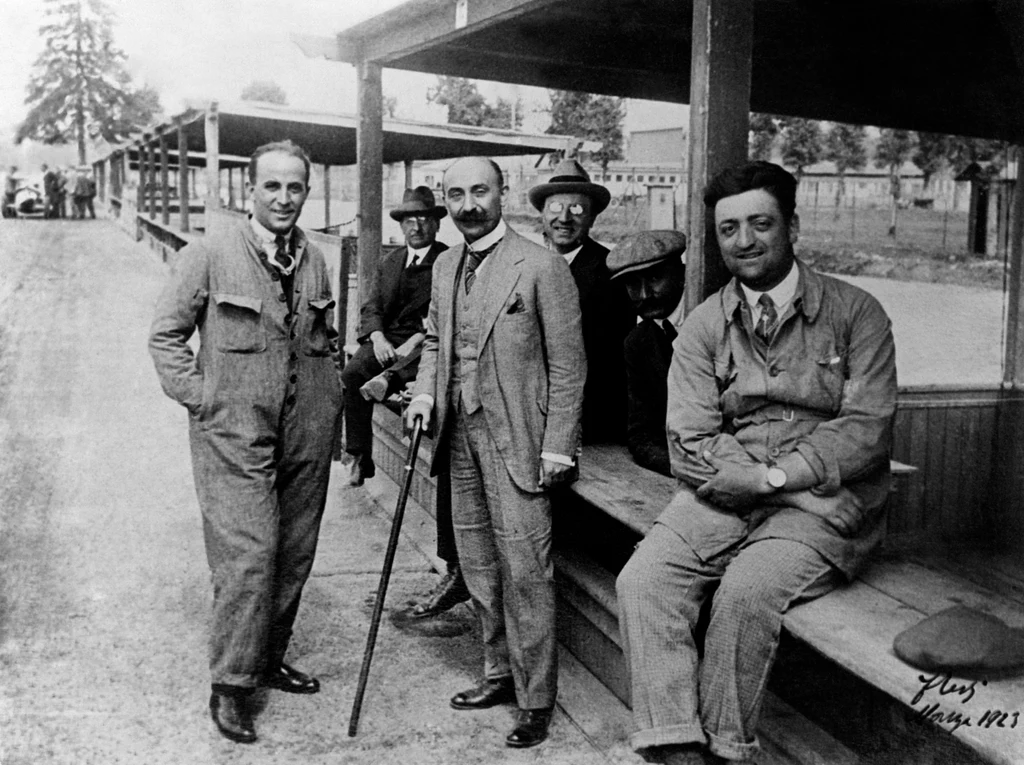 Enzo Ferrari (z prawej)  w 1923 r.  podczas wyścigów na torze Monza