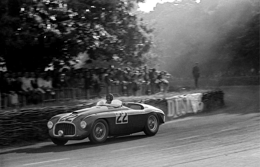 Luigi Chinetti za kierowcą ferrari 166 w czasie wyścigu Le Mans