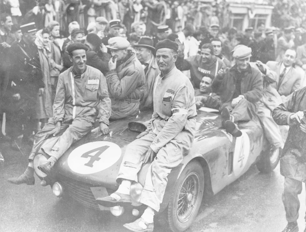 Zespół Ferrari świętuje zwycięstwo 24-godzinnego wyścigu Le Mans w 1954 r.