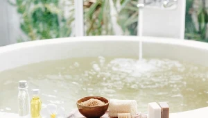Kąpiel antycellulitowa ujędrni skórę i pomoże wysmuklić ciało. Rób raz w tygodniu