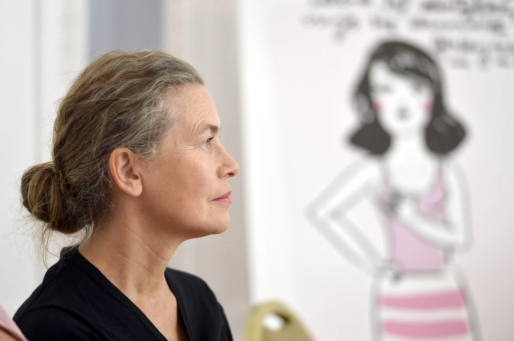 Lidia Popiel zaczynała karierę jako modelka, później wybrała drugą stronę obiektywu. 60-letnia artystka przyznaje w wywiadach, że nie zamierza ukrywać swojego wieku i walczyć z czasem. Zamiast tego woli skupiać się na zdrowiu i profilaktyce. Lidia Popiel zaczynała karierę jako modelka, później wybrała drugą stronę obiektywu. 60-letnia artystka przyznaje w wywiadach, że nie zamierza ukrywać swojego wieku i walczyć z czasem. Zamiast tego woli skupiać się na zdrowiu i profilaktyce.
