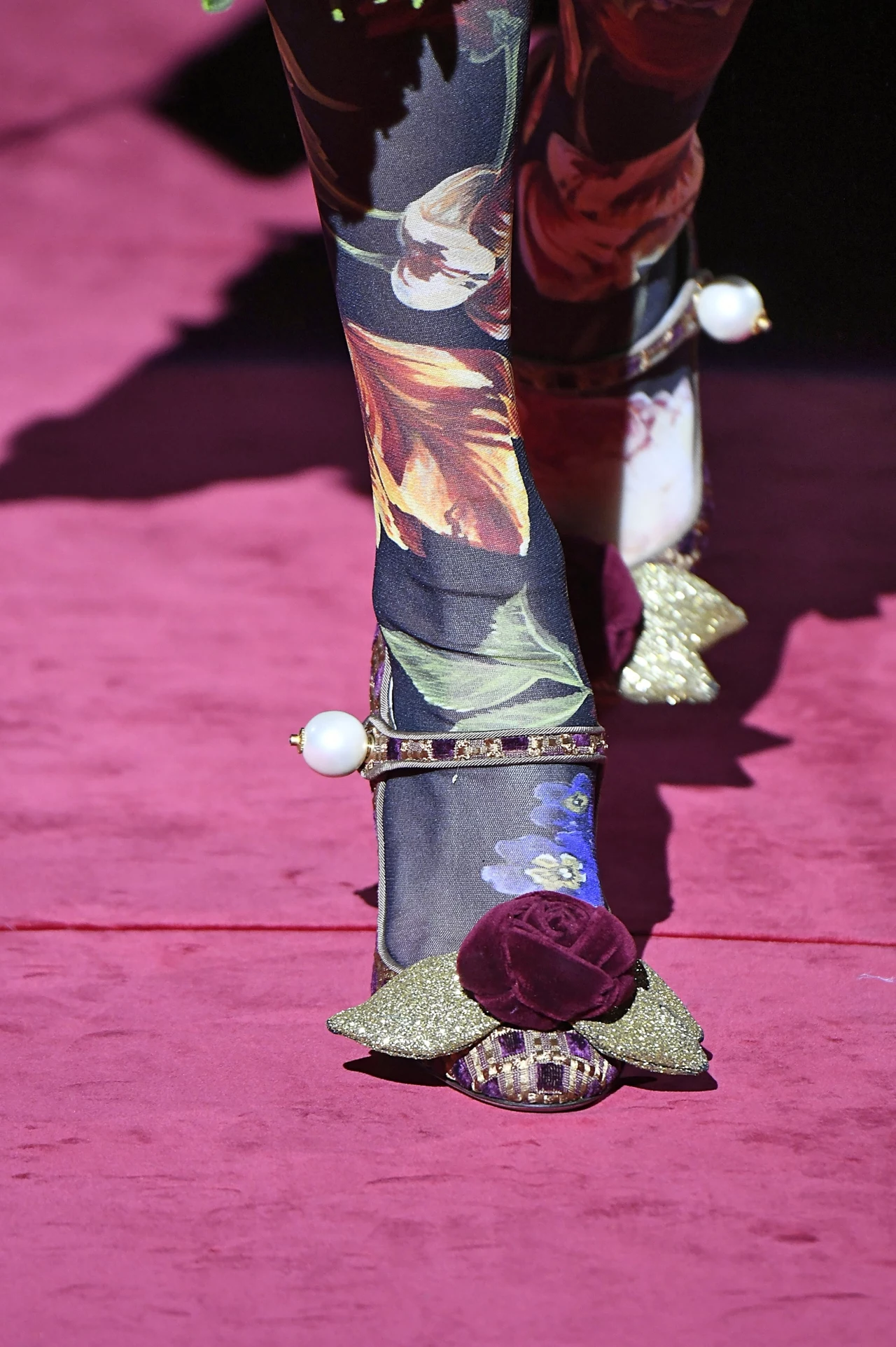 Dolce&Gabbana proponuje także pełne królewskiego przepychu buty z welurowym kwiatem na czubku. Dolce&Gabbana proponuje także pełne królewskiego przepychu buty z welurowym kwiatem na czubku.