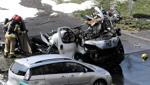 Strażacy dogaszający pojazd w pobliżu skrzyżowania ulic Wrocławskiej i Blatona