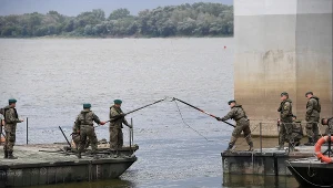 Budowa mostu pontonowego przez Wisłę